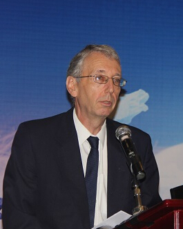 羅伯特丹尼爾斯在大會上發言